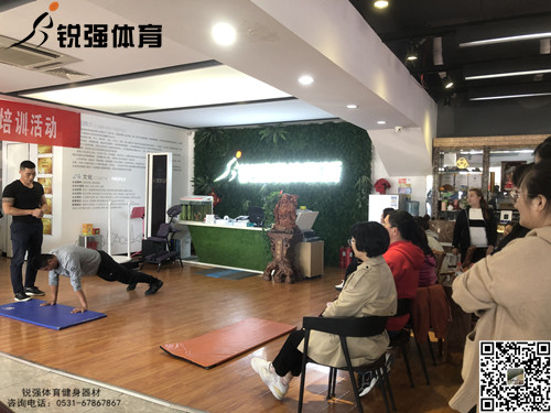 員工訓練動作指導.jpg